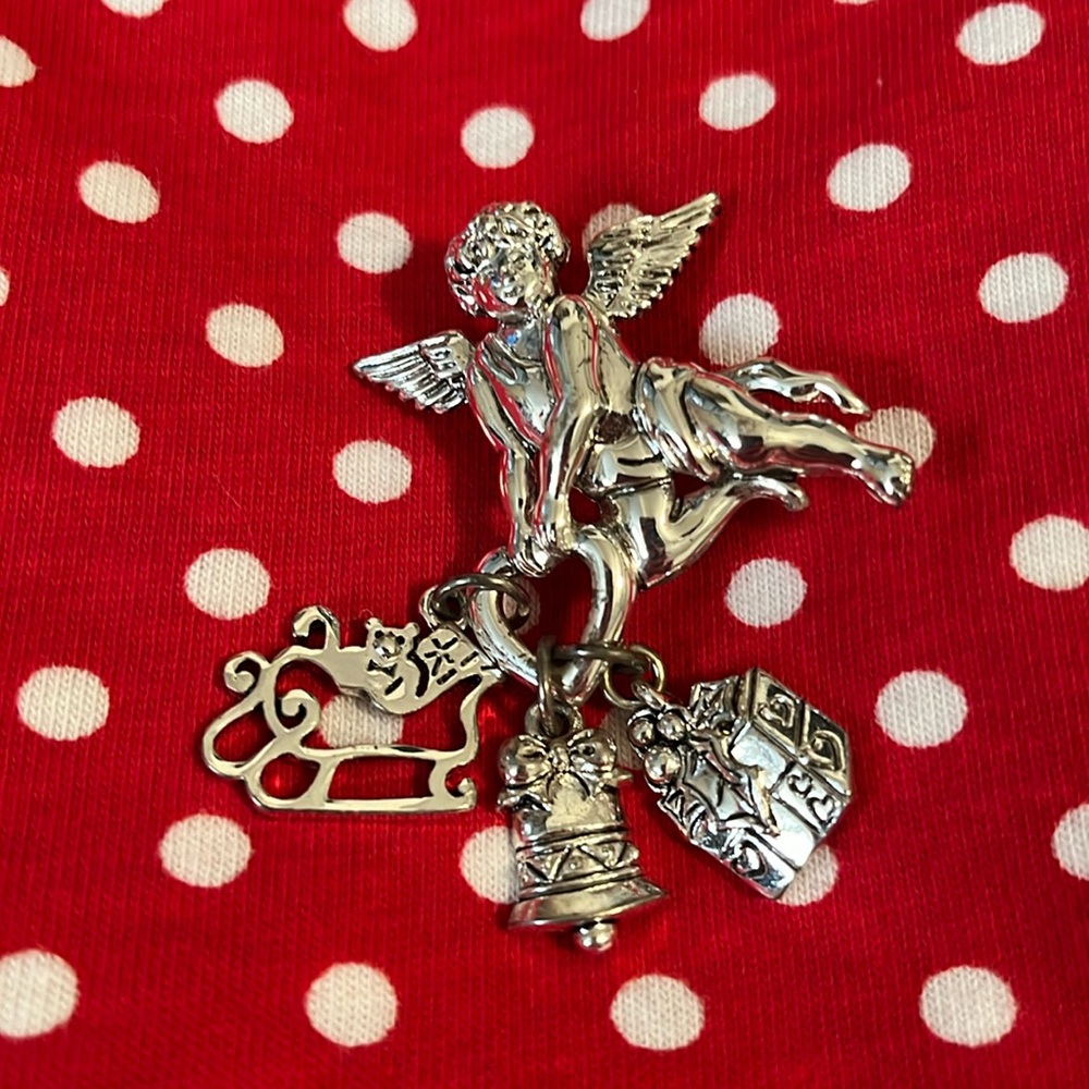 Pendant/brooch cherub with bell, sleigh and present charms, Lot S - Picture 2 of 8